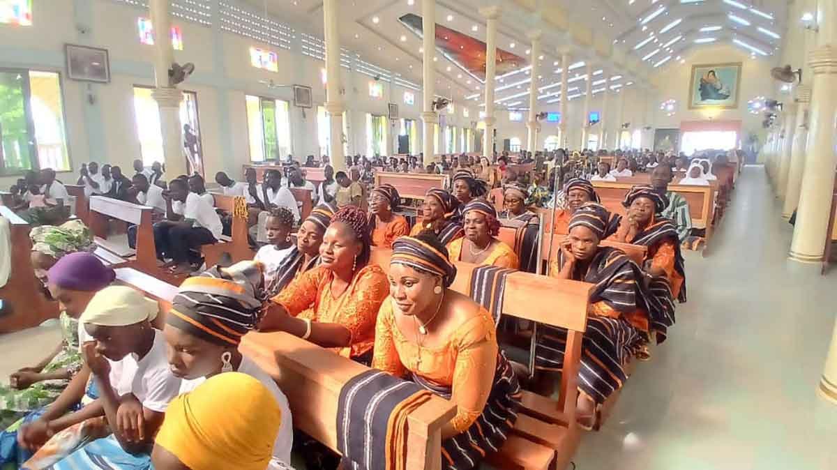 Environ 1.000 fidèles du diocèse de N'Dali sont venus rendre grâce avec le Père Jullia et pour lui témoigner leur gratitude