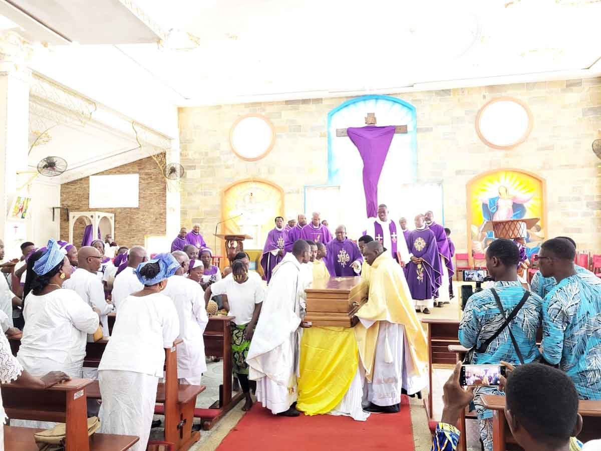 Le Père Tohou conduit à sa dernière demeure