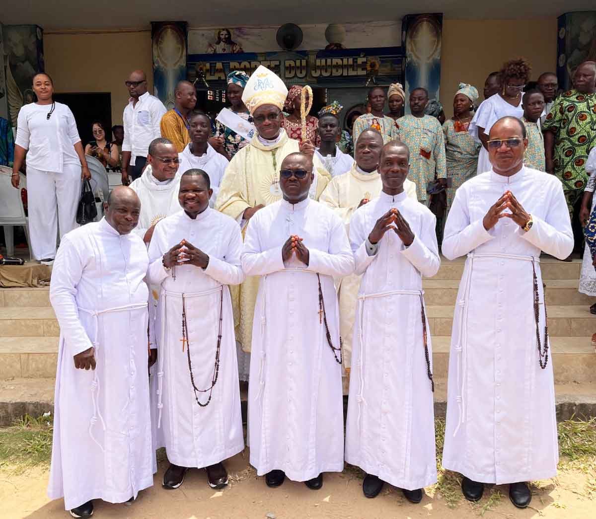 Cinq profès s’engagent pour toujours