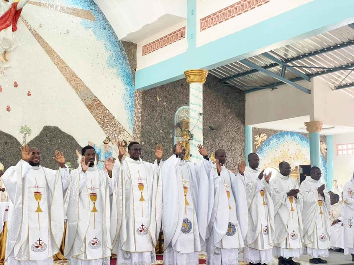 Mgr François Gnonhossou ordonne 8 prêtres