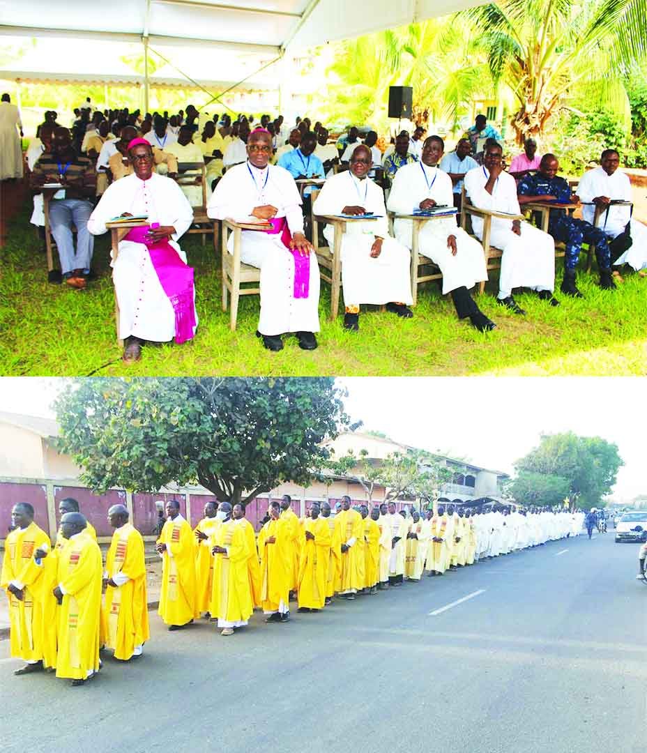 En haut, prêtres et évêques au cours des travaux de la 7e Assemblée provinciale de l'Ucb à Ouidah, le mardi 3 février 2026. En bas,  prêtres en procession pour la messe de clôture de l'Ucb à la cathédrale de Djougou, le 23 janvier 2026