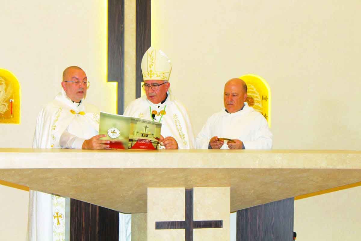 Mgr Simon Faddoul, évêque de l’Éparchie Maronite de l’Annonciation en Afrique Centrale et Occidentale, procédant à la consécration du nouvel autel à l'occasion du jubilé d'argent d'érection canonique de la paroisse Saint Charbel.